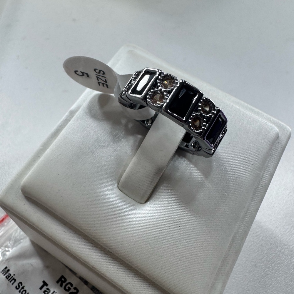 Elegant Silver and Black Women's Ring